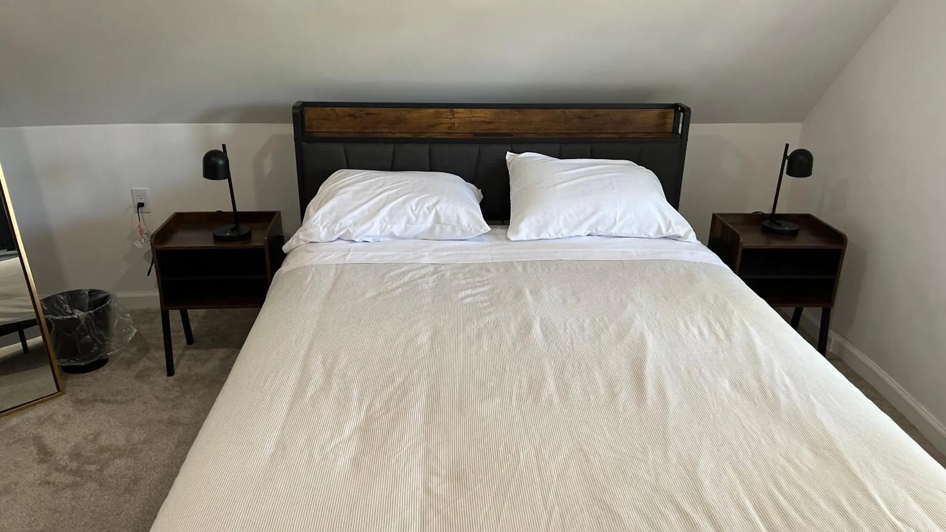 Modern & Cozy Room In Queens Near Train Station And Buses Нью-Йорк Проживание в семье
